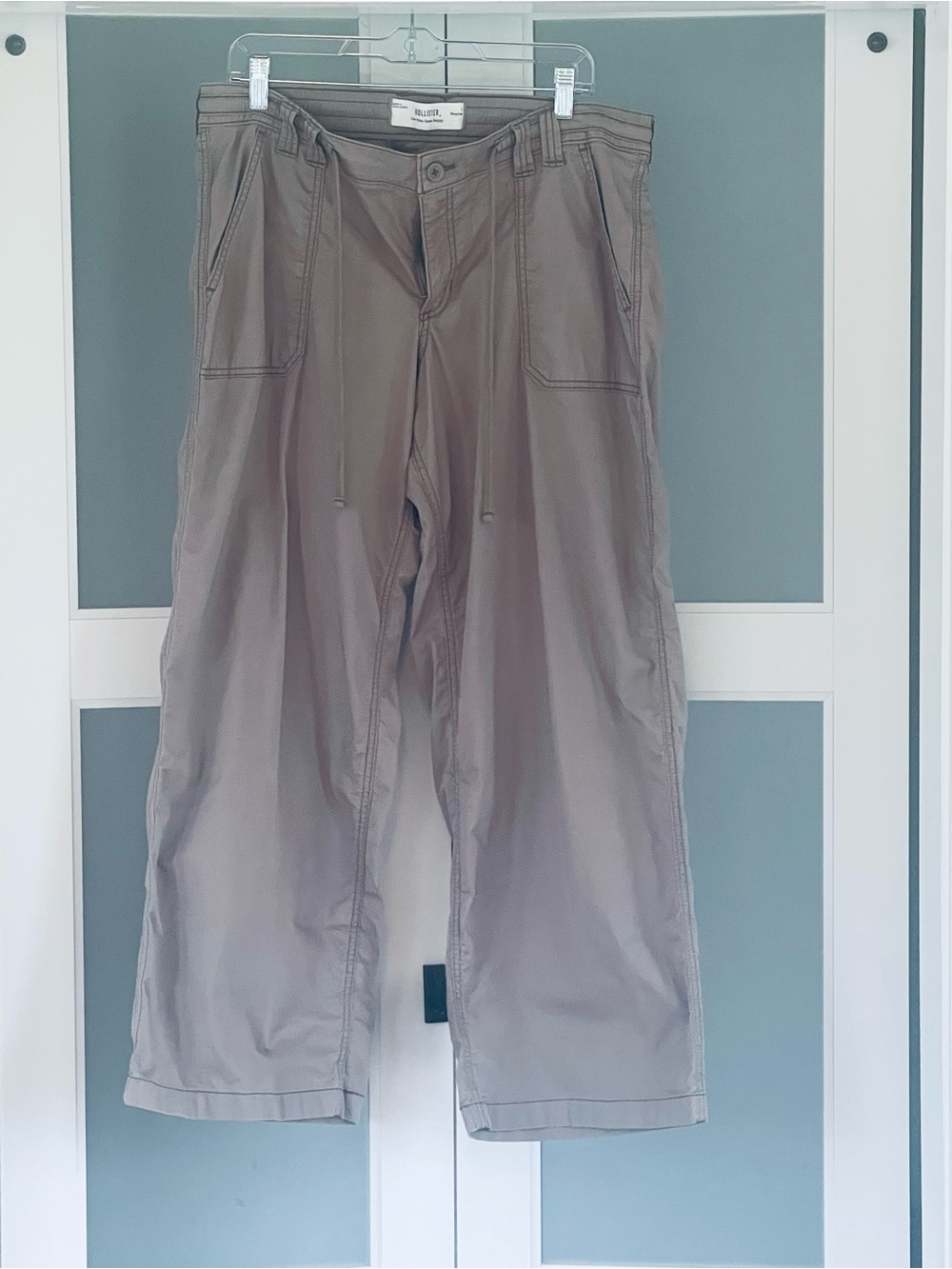 Hollister Women’s  Wide-Leg Cargo Pants — Light Gray